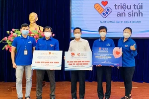 MobiFone tặng 1.000 túi quà an sinh cho người dân hoàn cảnh khó khăn