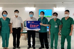 Tặng 100 bộ máy tính, 100 máy in cho Bệnh viện dã chiến số 16