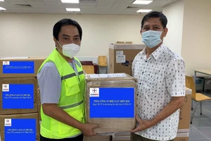 Điện lực miền Bắc tặng máy đo oxy cho đồng nghiệp phía Nam