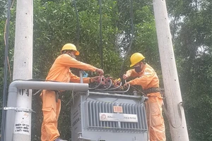 Cấp điện ‘thần tốc’ những điểm nóng chống dịch tại Bình Dương