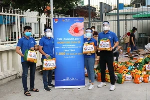 MobiFone tặng 1.000 túi quà an sinh cho TP.HCM
