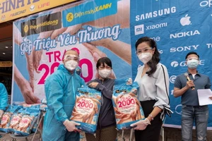 Thế giới di động và Điện máy Xanh hỗ trợ bà con 2.000 tấn gạo