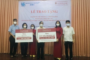 Agribank tặng trang thiết bị phòng chống dịch cho BV Đại học Y dược TP.HCM