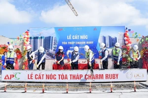 Lễ cất nóc tòa tháp Charm Ruby thuộc khu phức hợp Charm City Bình Dương