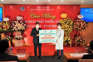 Vietcombank trao tặng 5 tỷ đồng cho Bệnh viện Đa khoa Xanh Pôn