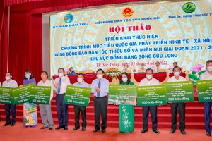Vietcombank trao 4,5 tỷ đồng hỗ trợ người thiểu số