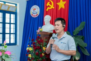 AES Việt Nam hỗ trợ học bổng cho học sinh hoàn cảnh khó khăn tại Bình Thuận