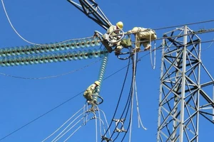 Video: Người lính truyền tải điện 'ăn cùng gió, uống cùng mây'