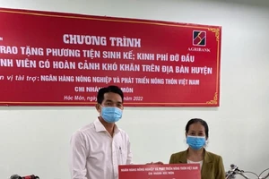 Agribank Hóc Môn tặng phương tiện sinh kế cho người nghèo và HSSV khó khăn