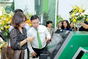 Vietcombank Ba Đình khai trương trụ sở mới, ra mắt chuỗi dịch vụ ngân hàng số