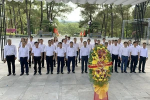 Video: EVNNPT dâng hương tại Nghĩa trang liệt sĩ Trường Sơn 