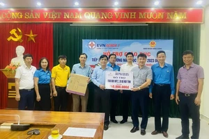 Hỗ trợ máy tính và kinh phí xây nhà tình nghĩa cho người dân Tương Dương – Nghệ An