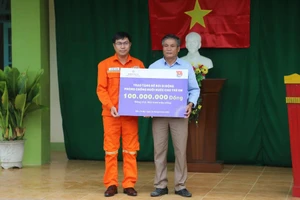 EVNGENCO1 trao tặng bể bơi di động cho trẻ em tỉnh Quảng Nam 