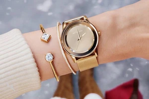 Phụ nữ đeo đồng hồ tay nào mới đẹp? Tại sao đa số nữ giới hiện nay đeo đồng hồ tay trái?