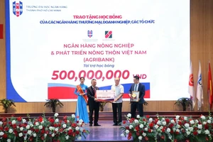 Agribank trao Quỹ học bổng trường ĐH Ngân hàng TP.HCM 500 triệu đồng