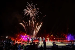 Trung tâm mới rực sáng pháo hoa và nhạc nước đón năm mới 
