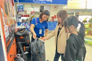 Khách hàng hào hứng đến Co.opmart tích tem đổi túi và hành lý Tucano