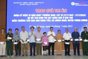 EVNGENCO1 thăm hỏi gia đình chính sách tại Nghệ An nhân ngày 27-7