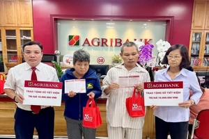 Agribank Chi nhánh Nam TP.HCM trao sổ tiết kiệm cho nạn nhân chất độc màu da cam