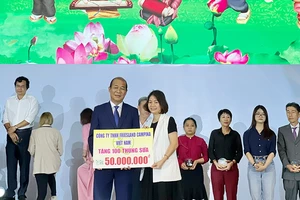 Sữa Cô Gái Hà Lan trao 60.000 hộp sữa yêu thương cho trẻ Bình Dương vui trung thu