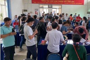 Dự án dừng, người dân căng băng rôn đòi nhà