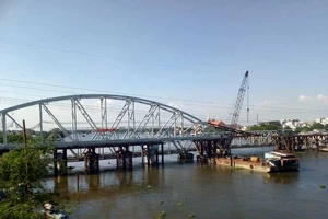 Cảnh công trường cầu đường sắt Bình Lợi mới chậm tiến độ