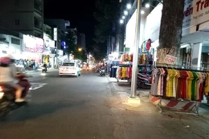 Vỉa hè bát nháo, quận huyện vẫn 'im lặng'