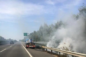Đốt rác, cỏ... dọc cao tốc nguy cơ gây tai nạn thảm khốc