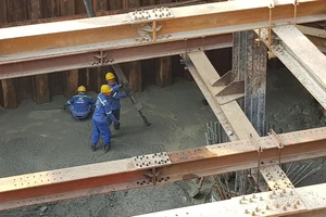 Cận cảnh thi công dự án chống ngập 10.000 tỉ dưới đáy sông