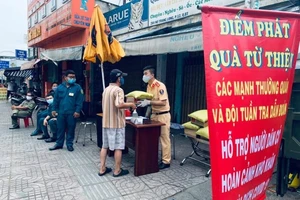 COVID-19: CSGT TP.HCM trao hơn 4,5 tấn gạo cho người nghèo