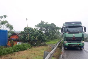 Ngang nhiên đỗ xe trên cao tốc để vào quán uống nước