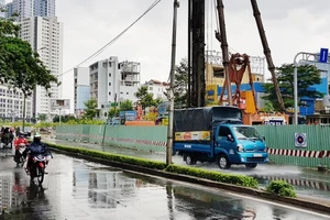 Chậm sửa đường Nguyễn Hữu Cảnh, nhà thầu phải thuê bơm khủng