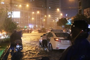 Cơn mưa Sài Gòn nhấn chìm 38 tuyến, có nơi ngập 6,5 tiếng