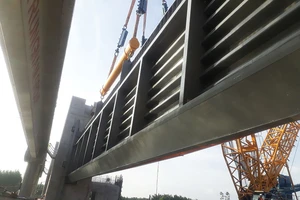 Cận cảnh cửa van ngăn triều 'khủng' nhất Việt Nam