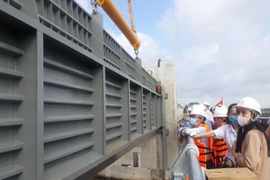 Lắp cửa van ngăn triều lớn nhất Việt Nam