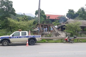 Tháo dỡ hàng quán mở trái phép trên cao tốc Nội Bài-Lào Cai