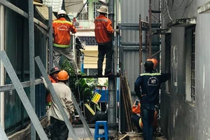 Bắt đầu phá dỡ chung cư nghiêng gần nửa mét ở TP.HCM