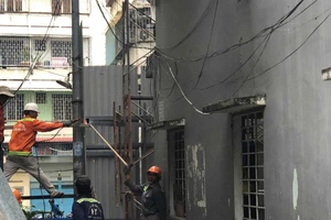 Cận cảnh tháo dỡ chung cư nghiêng ở TP.HCM