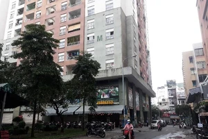 Cư dân hoang mang vì bảo vệ chung cư bất ngờ 'rút quân'