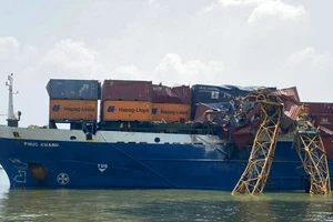 Tàu đâm gãy cẩu thi công cầu dây văng cao nhất nước 