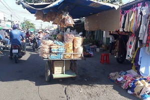 TP.HCM yêu cầu chấn chỉnh chợ tự phát để phòng COVID-19