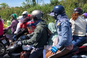 Người dân chia sẻ hành trình kẹt 'khủng khiếp' từ miền Tây lên TP.HCM