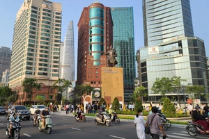 Cắt băng khánh thành công viên Mê Linh và bến Bạch Đằng