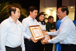 Chủ tịch TP.HCM: Đất đắt như kim cương nhưng người dân sẵn sàng hiến đất mở hẻm