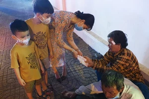 Những người vất vả mưu sinh đêm giao thừa