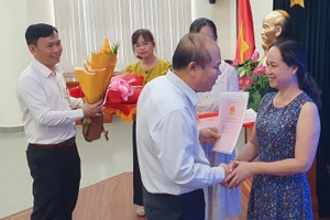 Trao quyết định tái định cư và sổ hồng cho một số hộ dân ở khu Thủ Thiêm