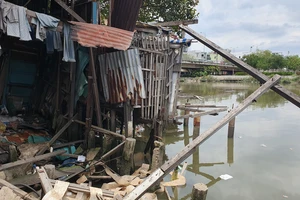 Nhà sập, nhà cháy, nhà ổ chuột... ven bờ nam kênh Đôi