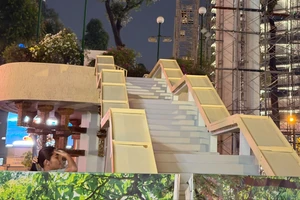 Cầu thang ở Hồ Con Rùa đã được sơn lại