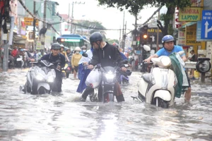 Nhiều tuyến đường khu vực phường Thủ Đức ngập sâu sau cơn mưa