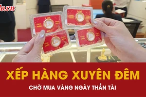 Hà Nội: Người dân xếp hàng xuyên đêm, ngủ vỉa hè chờ mua vàng ngày vía Thần tài
